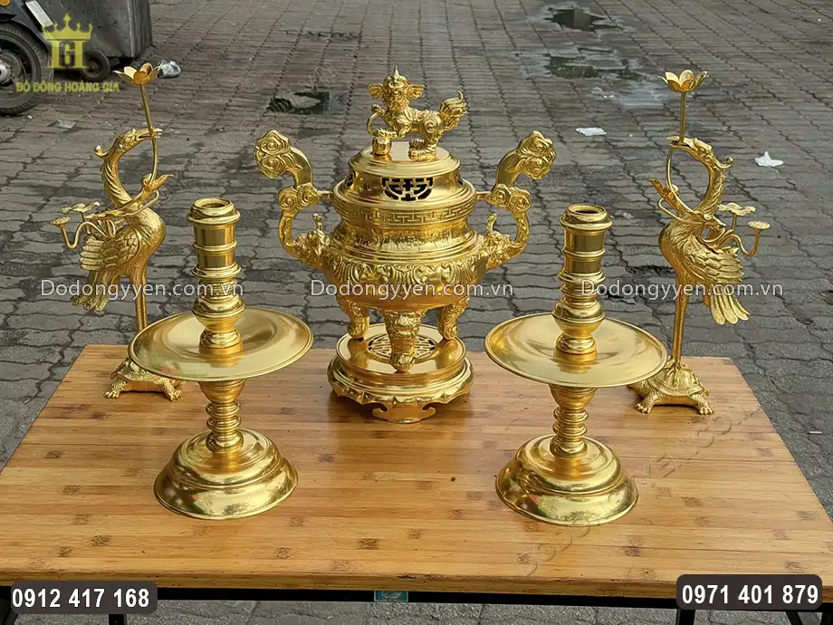 To&agrave;n bộ bề mặt vật phẩm được d&aacute;t v&agrave;ng 9999 v&ocirc; c&ugrave;ng sang trọng